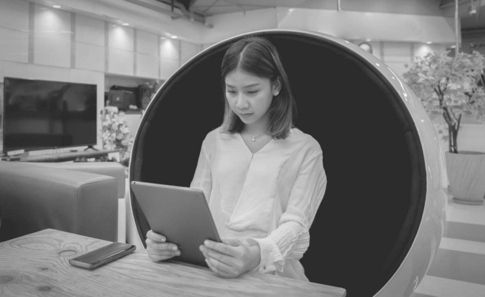 Profesionales trabajando en análisis financiero avanzado